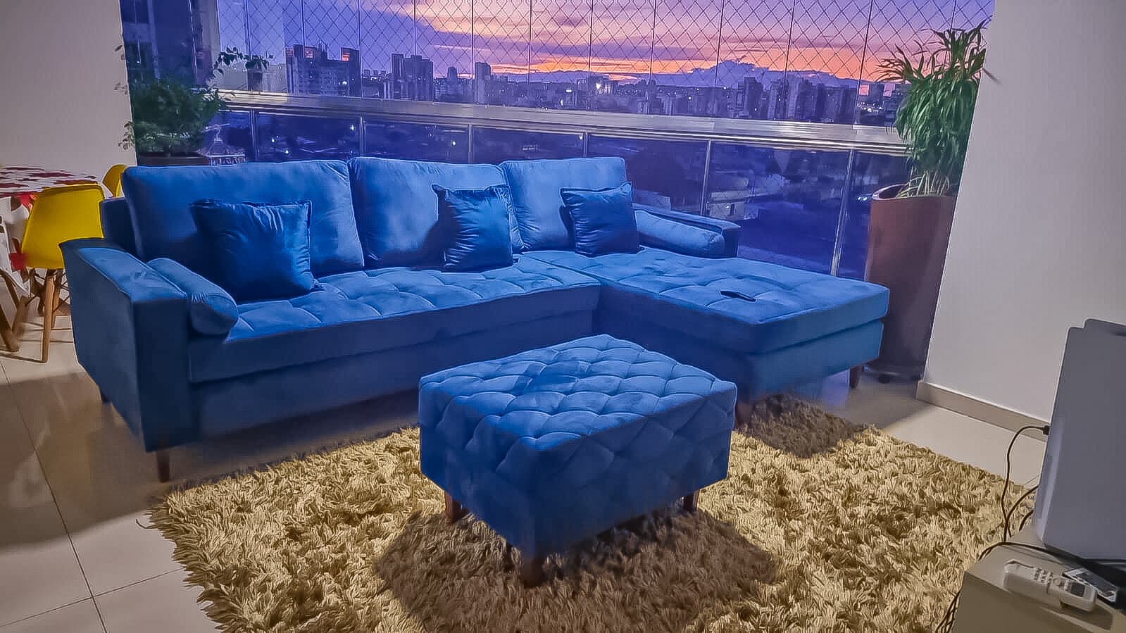 Sofá Manhattan em Veludo Premium Azul com chaise e puff em sala de cliente - PCR Móveis, Manaus