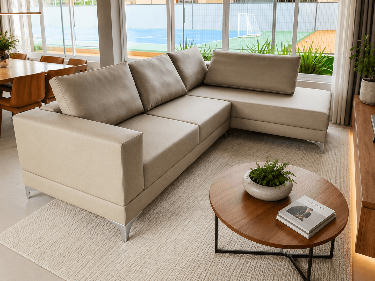 Sofá modular off white em sala com janelas amplas - PCR Móveis, Manaus