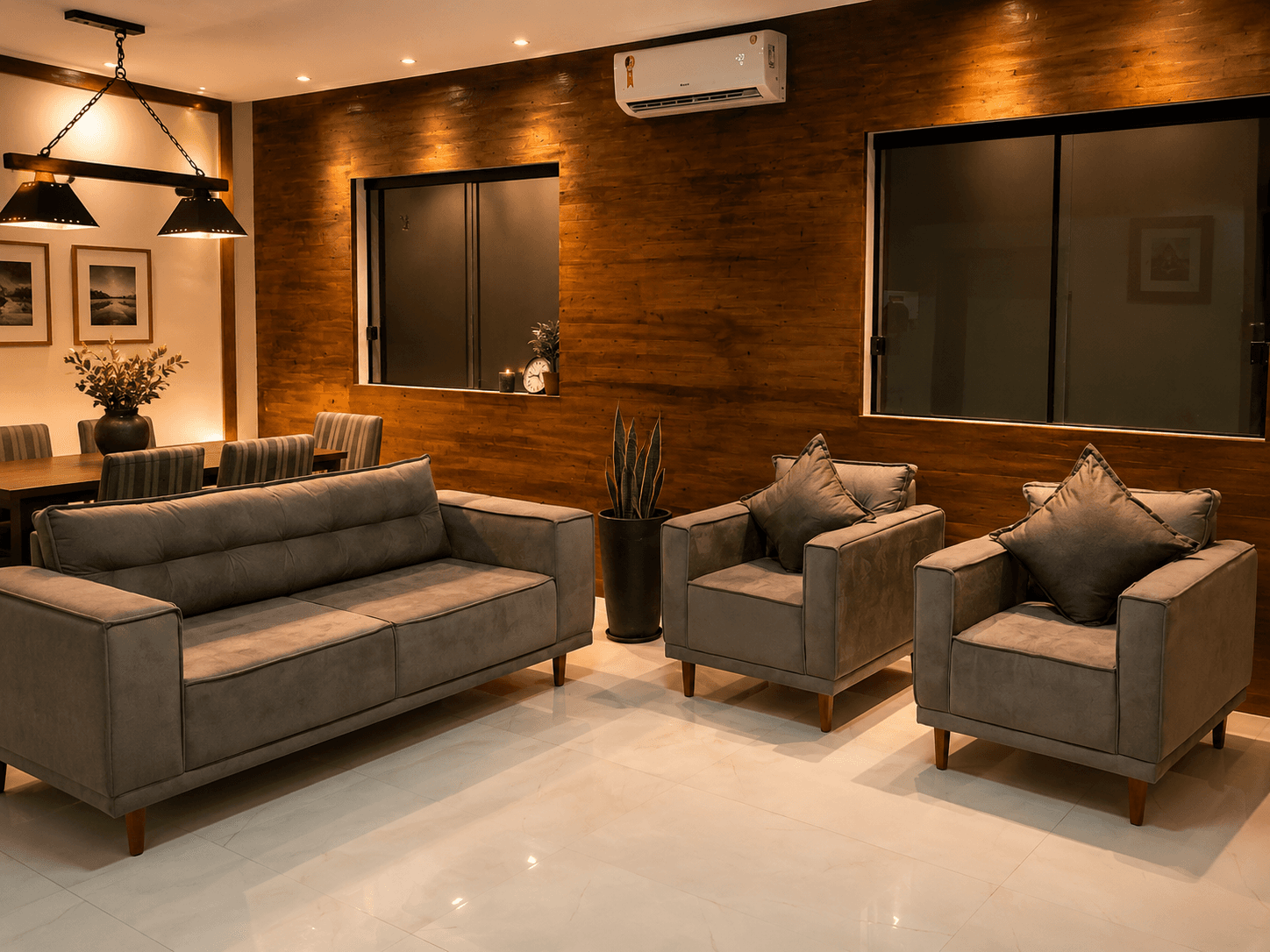 Conjunto de sofás cinza em living com parede amadeirada - PCR Móveis, Manaus