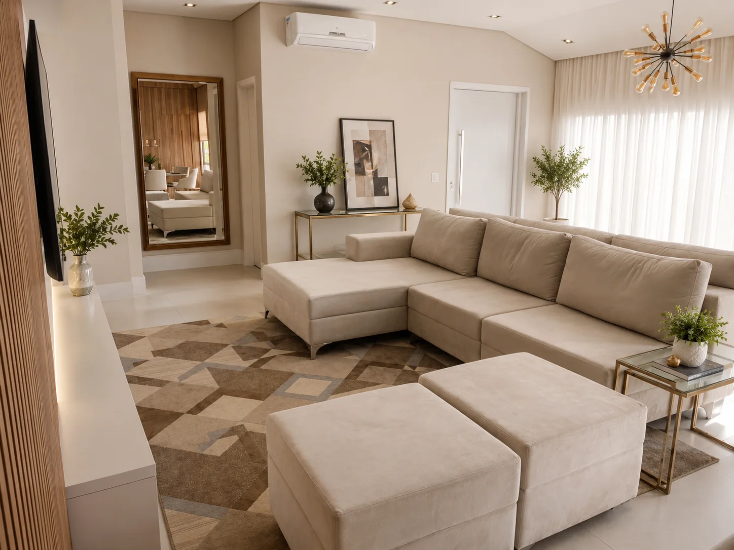 Sofá modular claro com puff em apartamento - PCR Móveis, Manaus